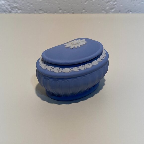 Wedgwood Blue Jasperware Kidney-Shaped Small Trinket Box with White Motif - Picture 5 of 10
